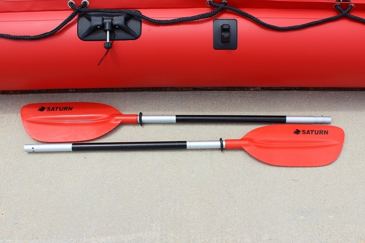 KAYAK PADDLE. BREAKS DOWN TO 4 PORTABLE PIECES. LIGHT AND STRONG