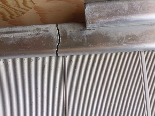 Inflatable boat floor crack