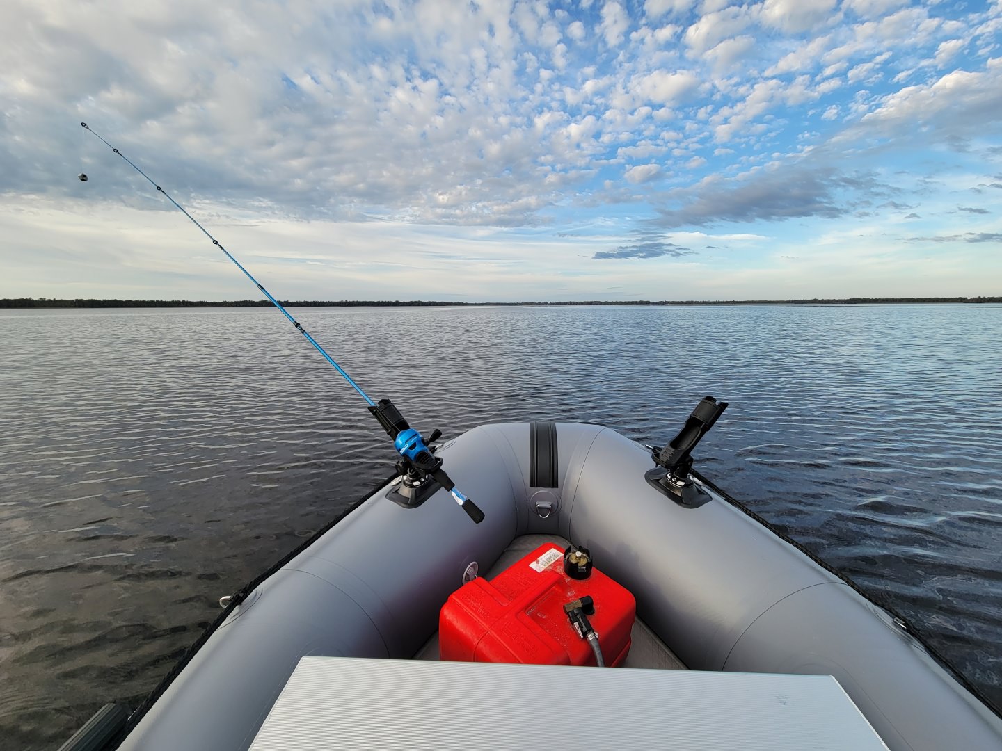 https://www.boatstogo.com/images/detailed/11/Saturn-Fishing-Inflatable-Boat-FCB290-Water-Run__3_.jpg