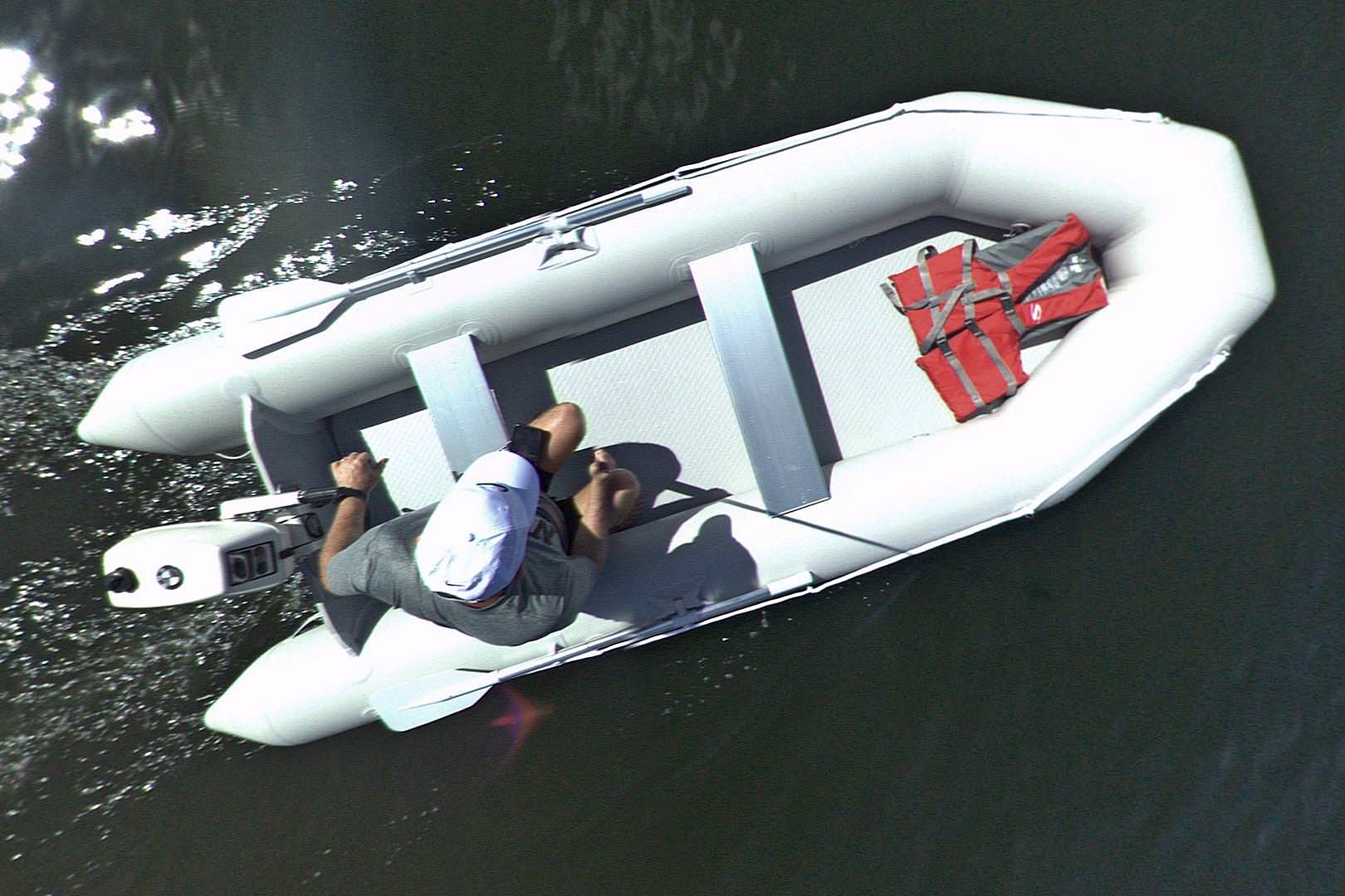 Enjoy The Waves With A Wholesale inflatable boat with trolling